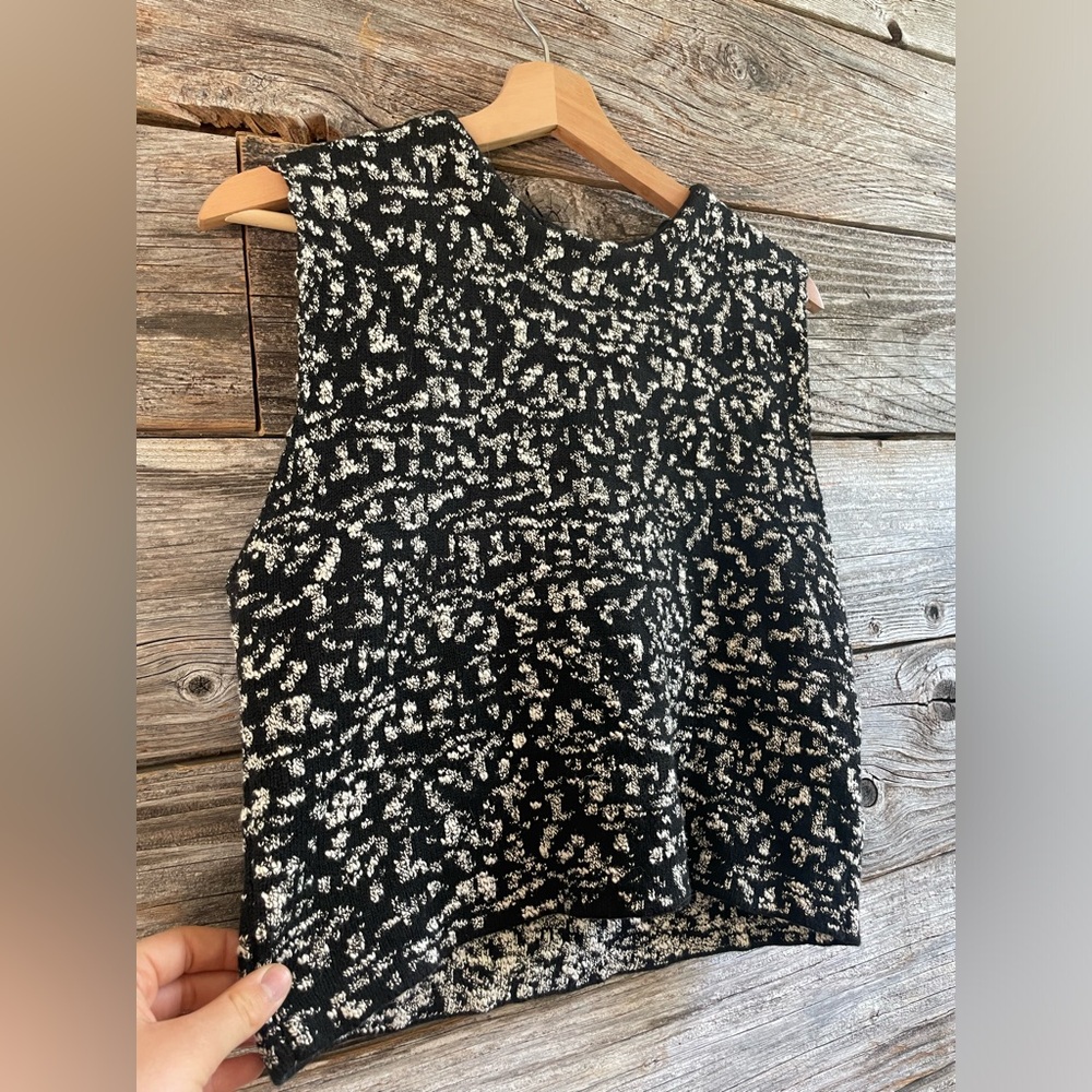 Zara cropped white and black top sleeveless